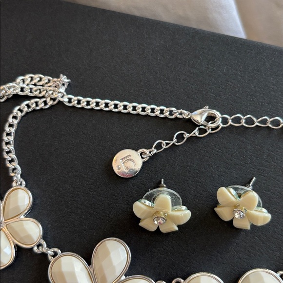 Liz Claibourne Silver toned White Facetted Flower Necklace and earrings set - Picture 3 of 12